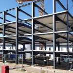 Bürogebäude Schöneck im Bau - Leistungsumfang: statische Berechnung, Ausführungsplanung, Fertigung und Montage der Stahlkonstruktion inkl. Fundamente, Gasbetonfassade, Heizdecken und Dach